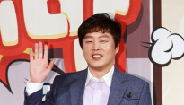 [포토] 김희원, ‘부드러운 손 인사’
