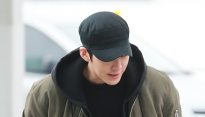 [포토] 김우빈, ‘센스넘치는 인사’
