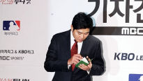 [포토] 정민철, ‘공부합시다!’
