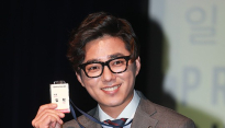 [포토] 일락, ‘사원증 어때요?’