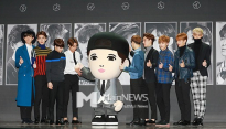 [포토] 엑소, ‘깜찍한 레이 대형 인형가 함께~’