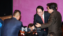 [포토] 악수 나누는 박명재 국회의원