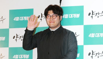 [메인포토] 손 인사하는 김기방