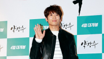 [메인포토] 지성, ‘손 인사로 여심 흔들’