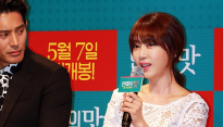 [메인포토] 강예원, ‘짧은 치마 살짝 가리고’