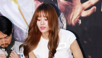 [메인포토] 송지은, ‘너무 짧아 앉을때 조심조심’