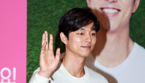 [메인포토] 공유, ‘손 인사로 여심 흔들’