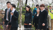 [메인포토] 신민아, ‘어마어마한 수행원과 함께’