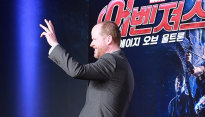 [메인포토] 조스웨던, ‘여유가 넘치는 손 인사’