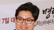 [메인포토] 명량 회오리 바다를 향하여 설명하는 정세교 감독