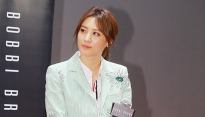 [메인포토] 수현, ‘짧은 원피스 담요로 살짝 가리고!’