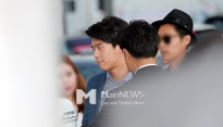 [메인포토] 차량에서 내리는 하석진