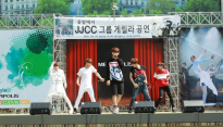‘성룡돌’ JJCC, 데뷔 1주년 기념 ‘전국 게릴라 콘서트’ 환호 속 ‘성공적 마무리’