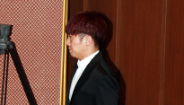 [메인포토] 긴급 기자회견 들어서는 유세윤