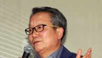 [메인포토] 질문에 답하는 오만석 대학교수