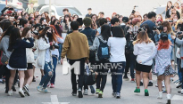 [메인포토] 방탄소년단, ‘어마어마한 팬들과 출근’
