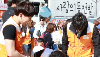 [메인포토] 김보성, ‘삽으로 동전밭 싹쓸이’
