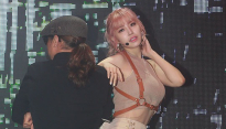 [메인포토] 전효성, ‘男댄서 무릎에 살짝’