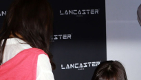 [메인포토] 이나영, ‘정성스러운 사인’