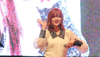 [메인포토] 에이핑크 오하영, ‘삼촌팬 녹이는 손인사’