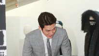 [메인포토] 인사하며 입장하는 김우빈