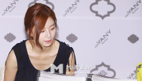 [메인포토] 박수진, ‘어마어마한 사인종이’
