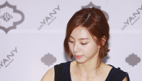 [메인포토] 박수진, ‘사인하는 모습도 아름다워’