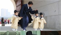'슈퍼맨' 삼둥이, 두루마기 입고 경복궁 나들이...'삼선비'로 변신