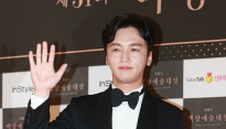 [메인포토] 손 인사하는 변요한