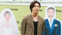 [메인포토] 포즈 취하는 김재욱