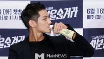[메인포토] 김범, ‘물 마시는 모습도 화보’