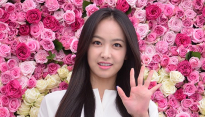 [메인포토] 손인사하는 빅토리아