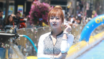[메인포토] 포즈 취하는 레이싱 모델 채시아