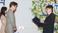 [메인포토] 위촉장 받는 김상중