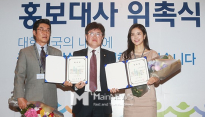 [메인포토] 포즈 취하는 김상중-유경준 통계청장-장예원