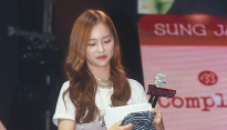 [메인포토] CLC 예은, ‘짧은 의상 신경쓰여!’