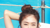[메인포토] 포즈 취하는 레이싱 모델 선우