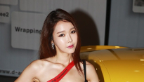 [메인포토] 포즈 취하는 레이싱 모델 유리안