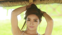 [메인포토] 포즈 취하는 레이싱 모델 이봄이
