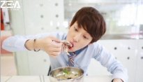 초복 임시완, 삼계탕 닭다리 손에 들고 '호로로록'