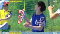 런닝맨 2PM 찬성, 촬영도중 백진희 옷 찢어... 대체 무슨 일이야?