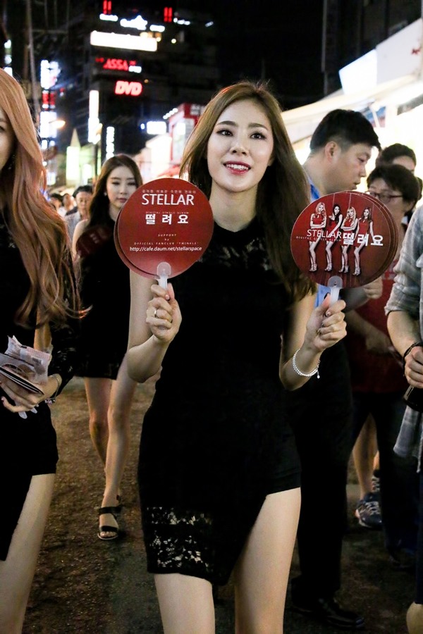 ▲스텔라전율,거리에직접나서니'떨려요'