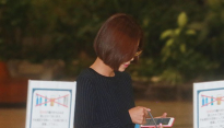 [메인포토] 황정음, ‘출국전 휴대폰 삼매경’