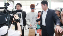 [메인포토] 이민호, ‘카메라 그리고 경호원’