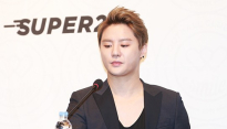 [메인포토] 김준수, ‘마이크 만지작’