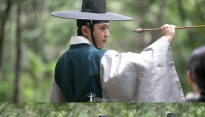 ‘밤을 걷는 선비’ 이준기, 화살보다 더 날카로운 눈빛 ’女心 사냥‘