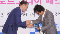[메인포토] 악수 나누는 이항로 진안군수-오승근