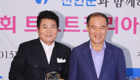 [메인포토] 포즈 취하는 진성-이항로 진안군수