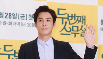 [메인포토] 손 인사하는 배우 최원영