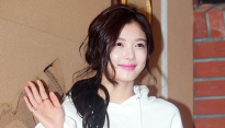 [메인포토] 손 인사하는 김유정